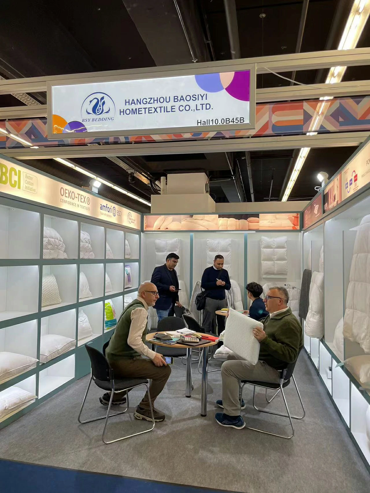 Business negotiation and sample discussion with global buyers at Baosiyi booth