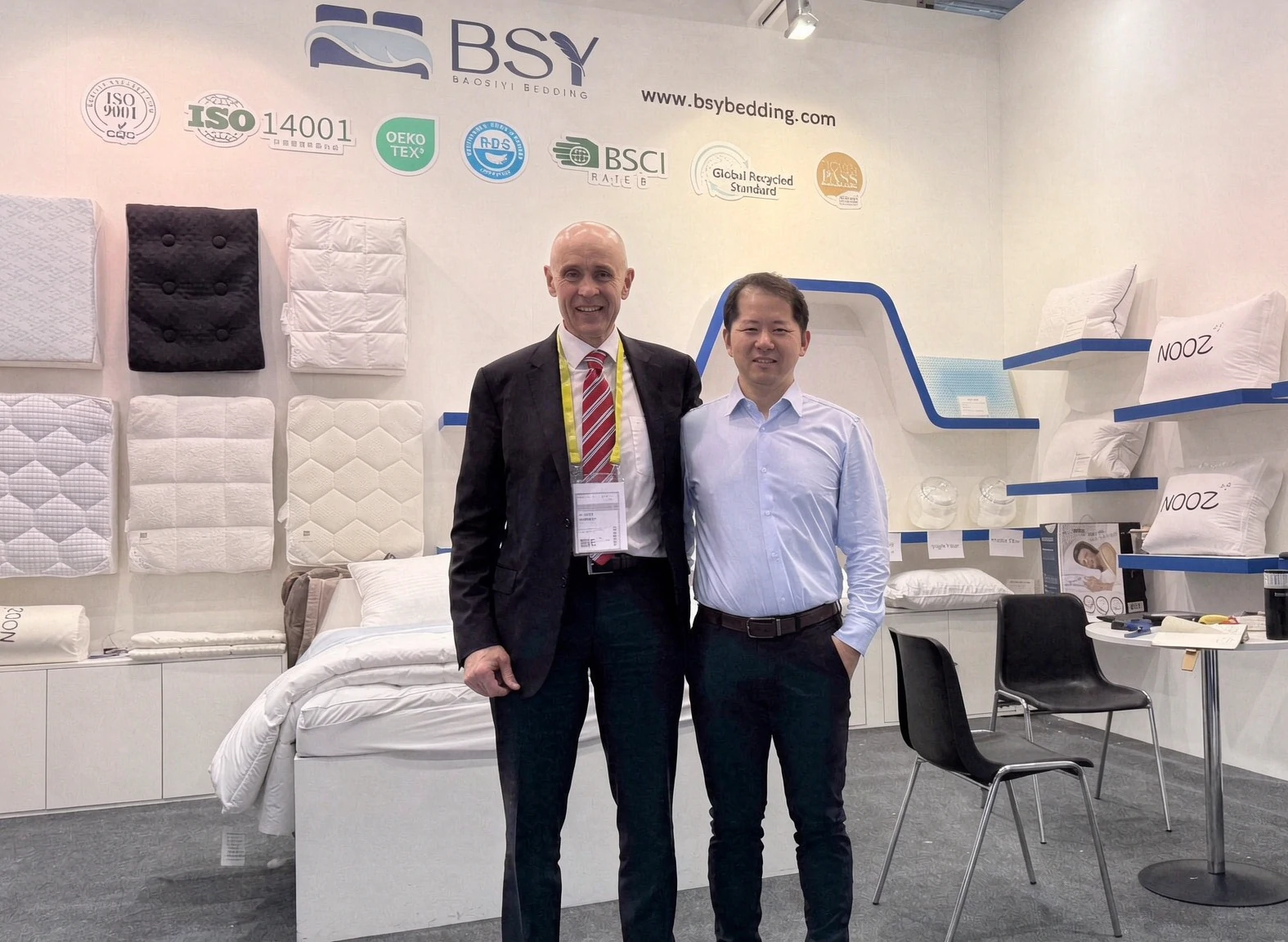 Baosiyi representative meeting with international client at bedding trade show